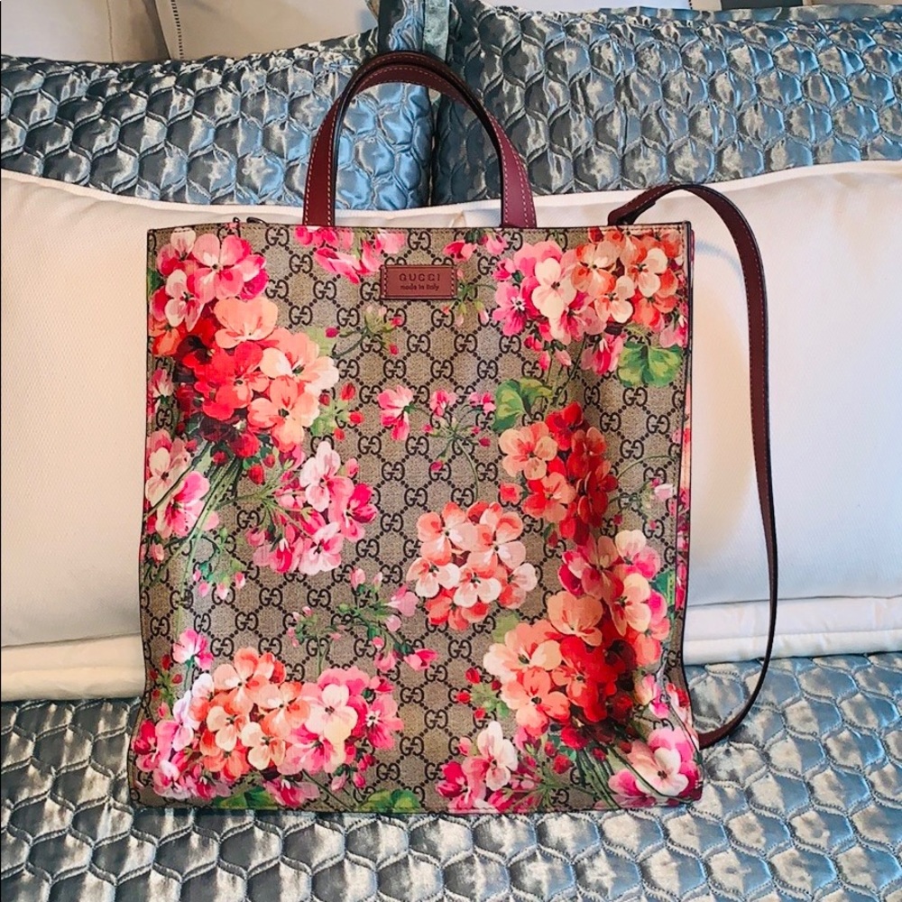 Lightly used Gucci Bloom Handbag with original box